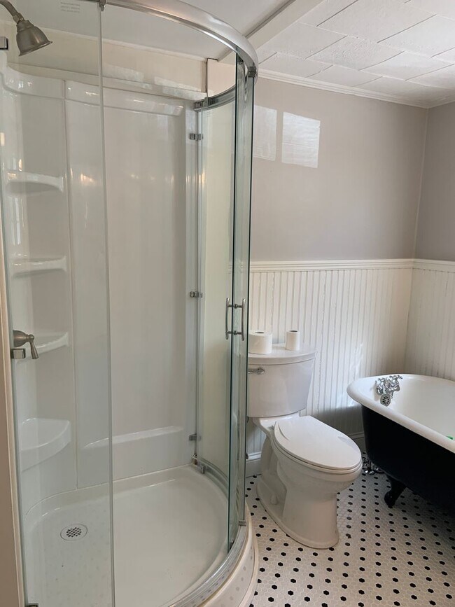 Building Photo - Adorable 2 Bedroom apartment located close to Downtown-1st floor unit