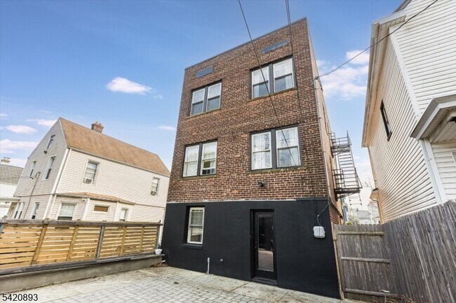 Building Photo - 43 Pleasant Way