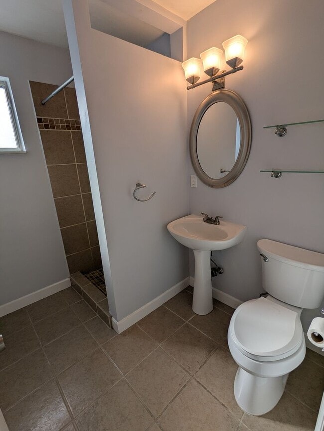 Building Photo - 4 Bedroom, 2 Bathroom Single Family Home (Mt. Washington)