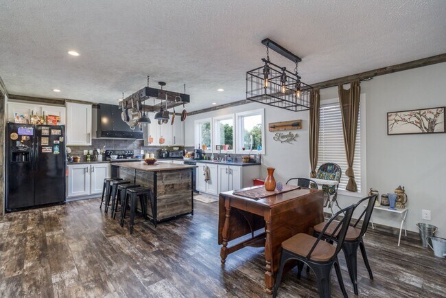 Building Photo - Updated Modern 3 Bedroom Manufactured Home!