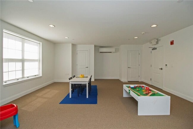 Building Photo - 10 Byron Pl