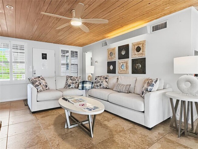 Building Photo - 2823 Gulf of Mexico Dr