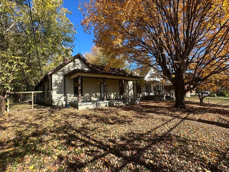 Building Photo - 218 Holmes St