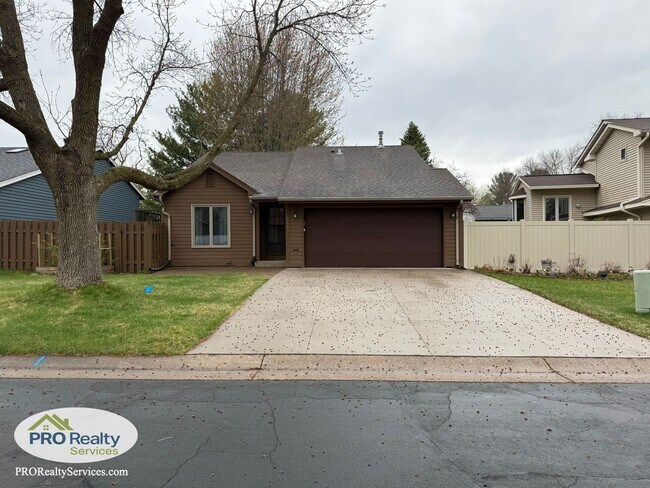 Building Photo - 3 Bedroom Home in Shoreview
