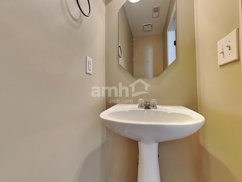 Building Photo - 4861 Nina Marie Ave