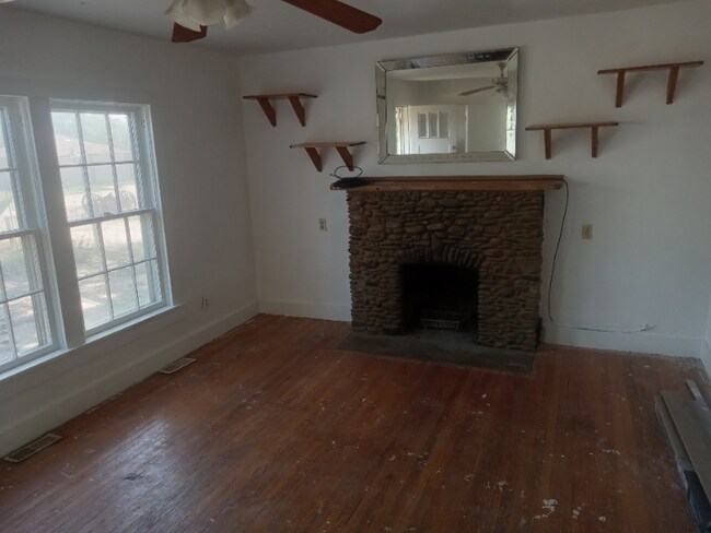 Building Photo - 606 Townsend Ave