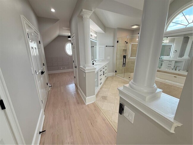 Building Photo - 1660 Briergate Dr