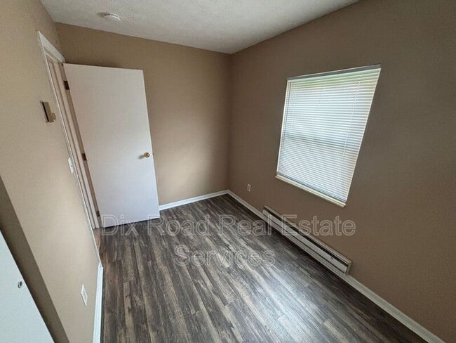 Building Photo - 1080 Azel Ave