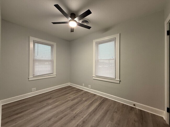 Building Photo - 313 E Bernard Ave