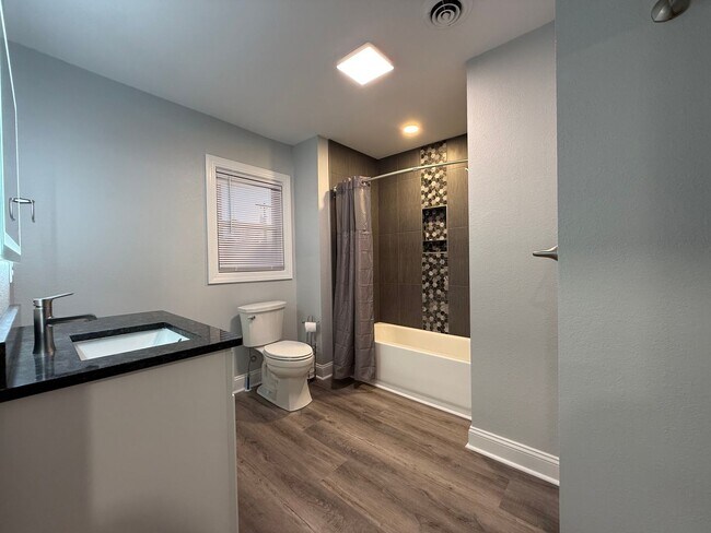 Building Photo - 313 E Bernard Ave