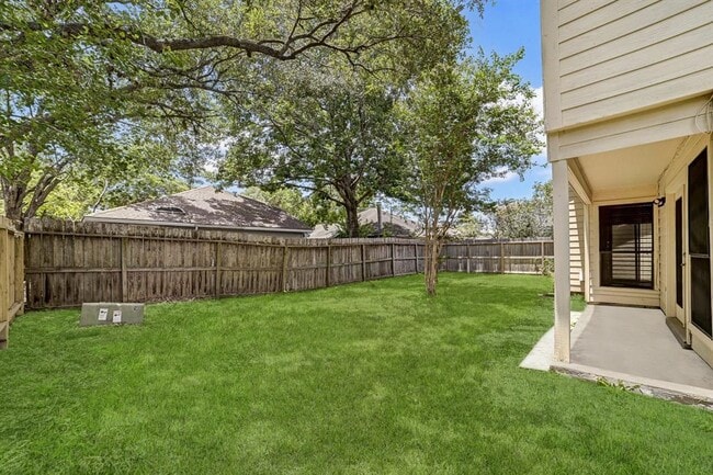 Building Photo - 3310 Meadway Dr