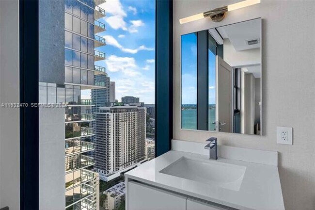 Building Photo - 700 NE 24th St