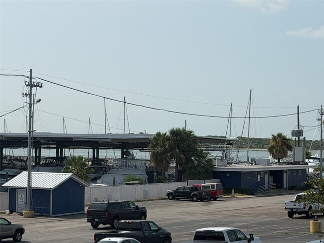 Building Photo - 702 N Holiday Dr