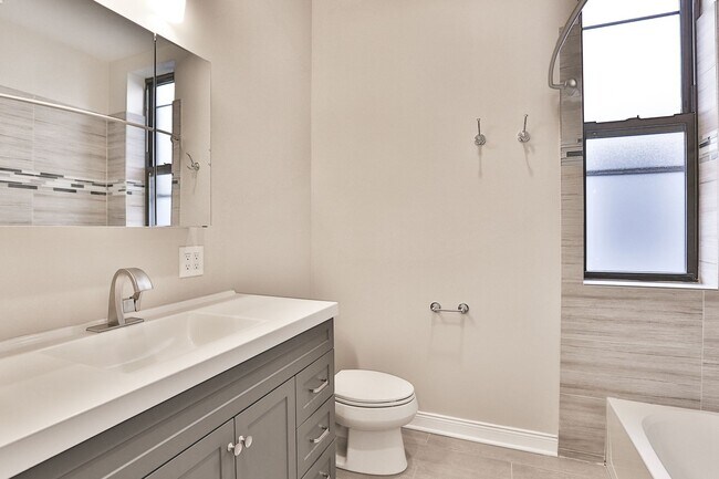 Building Photo - HUGE 5BED/2 bath in Wicker Park! Designer ...