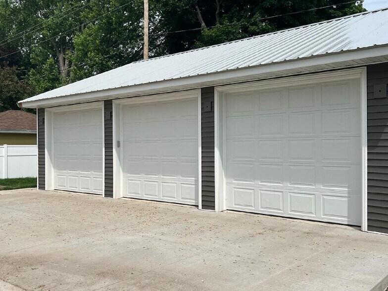 Building Photo - 1134 E Lindbergh St