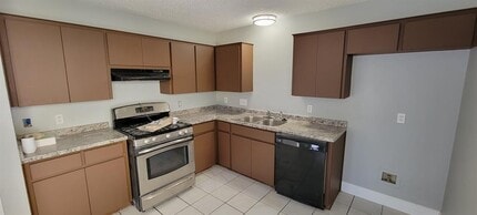 Building Photo - 16207 Parkway Dr