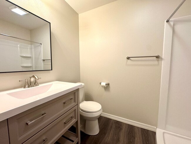 Building Photo - 2 Bedroom/2 Bathroom Triplex Unit in South...