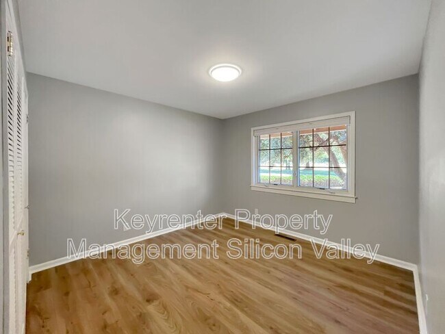 Building Photo - 373 Redwood Ave