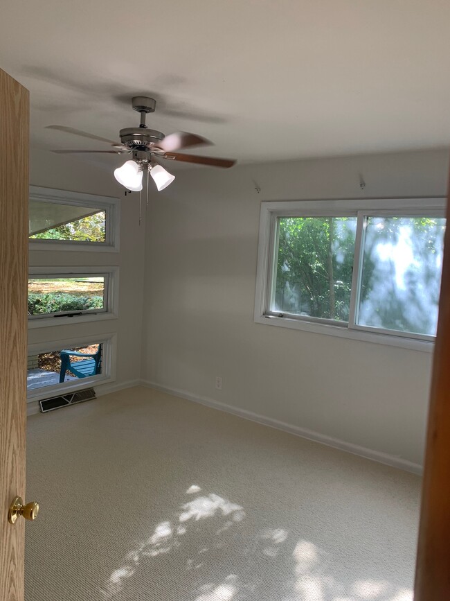 Building Photo - 454 E Fox Dale Ct