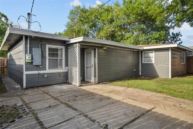 Building Photo - 1909 16th Ave N