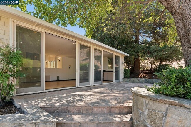 Building Photo - 660 La Casa Via