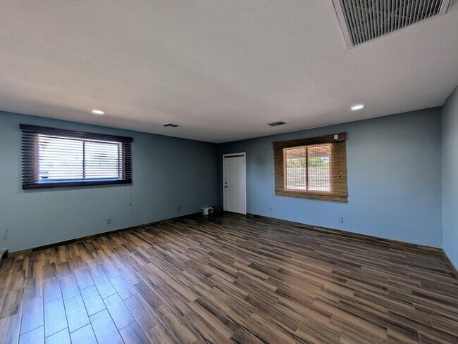 Building Photo - 3848 W North Ln