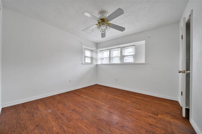 Building Photo - 501 Desert Aire Dr