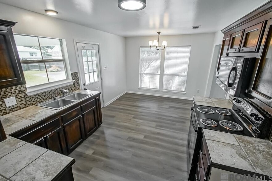 Building Photo - 14211 Parkridge Dr