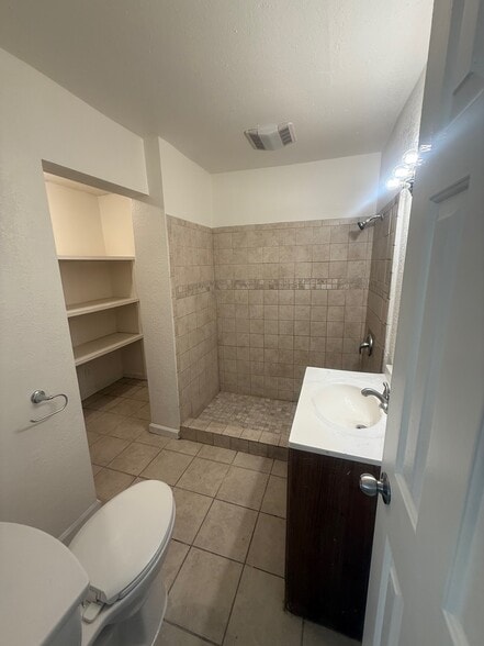 Building Photo - 561 Valley Ave