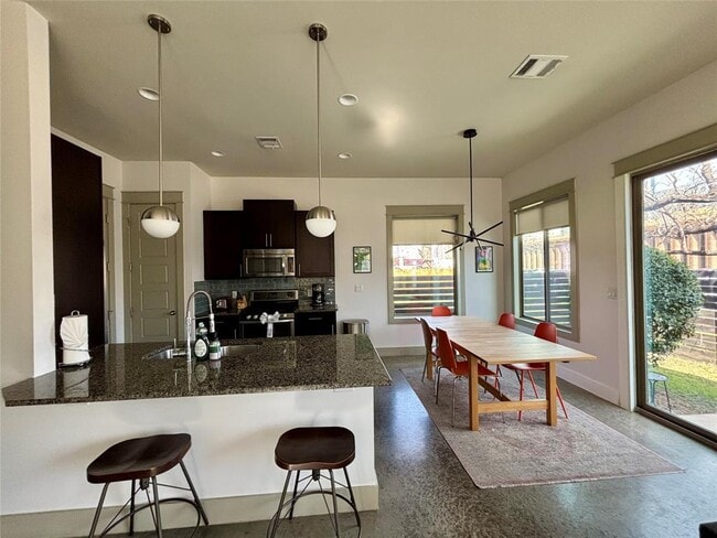 Building Photo - 1013 Lambie St