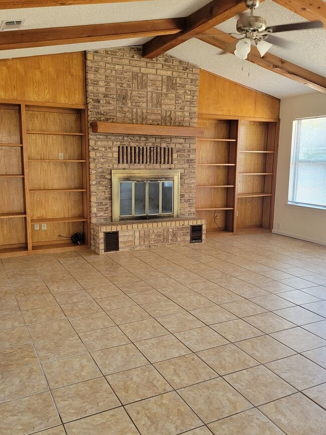 Building Photo - Spacious 3 Bedroom Available NOW!