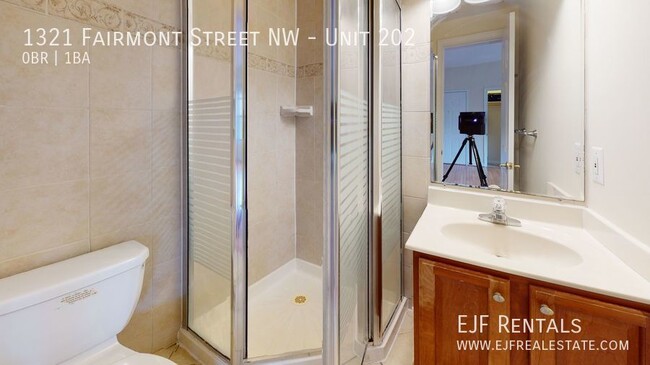 Building Photo - Sleek and Updated Studio Apartment W/Full ...