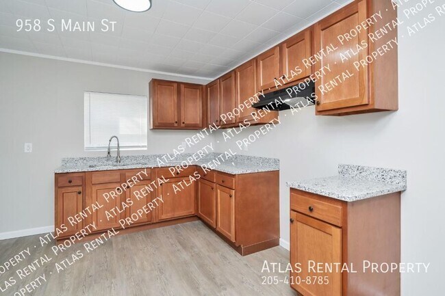 Building Photo - 958 S Main St