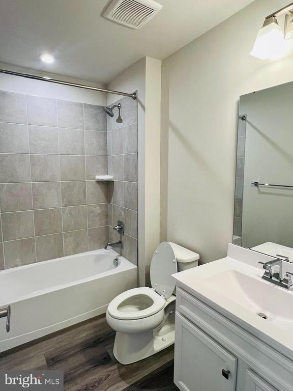 Building Photo - 303 E Grn St