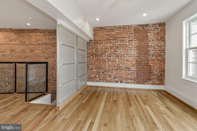 Building Photo - 1506 Wisconsin Ave NW