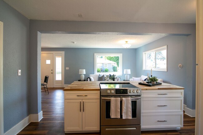 Building Photo - Beautifully Remodeled 3 Bed/1 Bath Bungalo...
