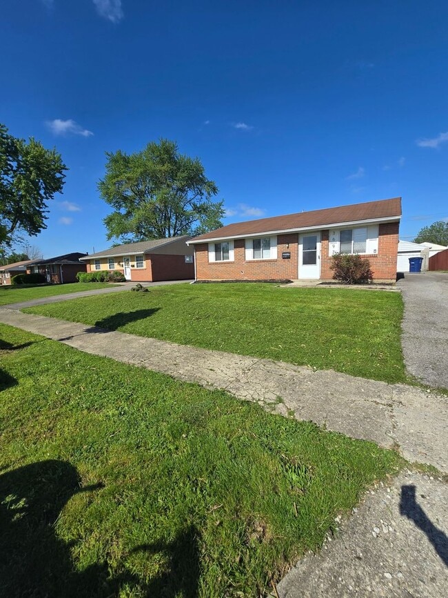 Building Photo - 3 BEDROOM SINGLE FAMILY