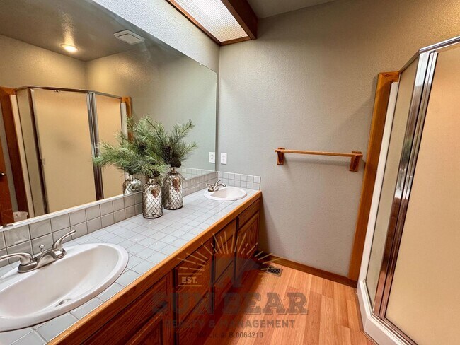 Building Photo - 2 Bedroom, 2 Bath in Third Creek with Hot Tub - Perfect Winter Getaway