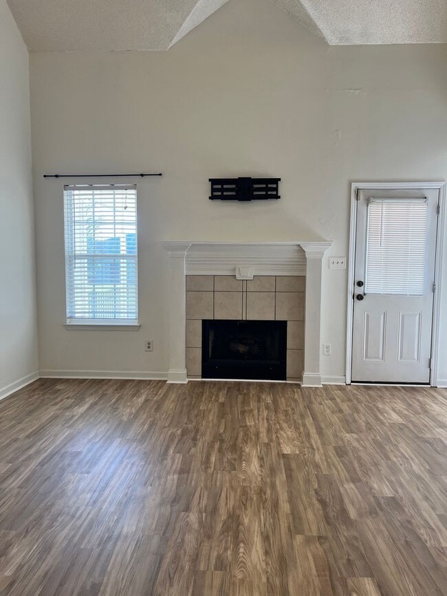 Building Photo - 715 Sark Dr