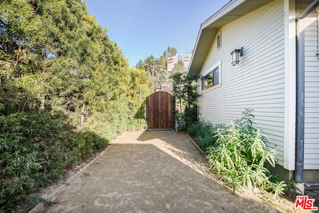 Building Photo - 1611 N Avenue 56