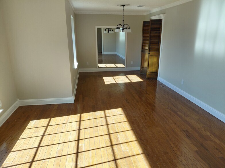 Building Photo - 3305 Lynbrook Dr