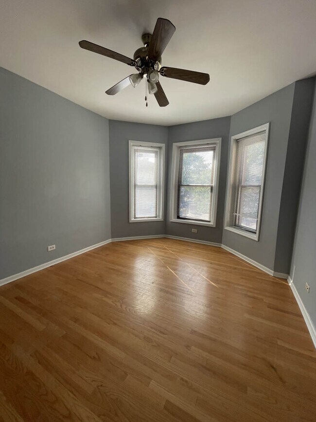 Building Photo - 1032 W Leland Ave