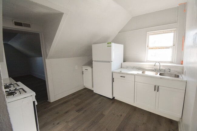 Building Photo - 403 4th Ave NW