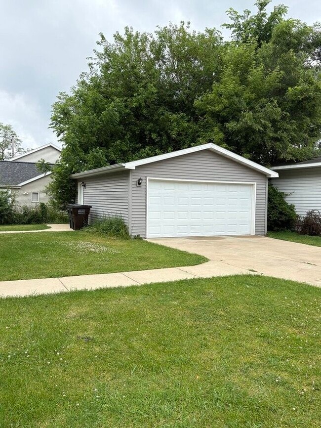 Building Photo - 2 Story Colonial - 3 bdrm/2 bath - LARGE YARD