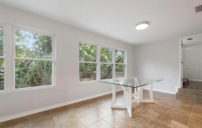 Building Photo - 10744 Creek Dr