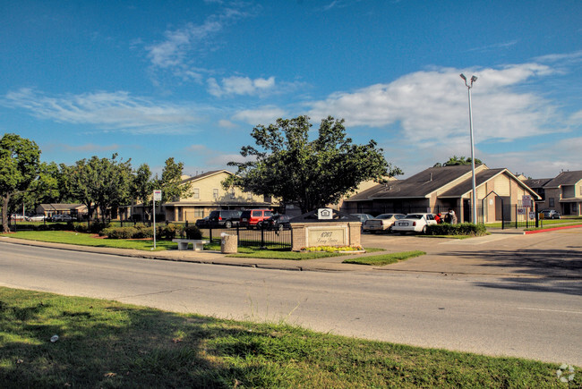 Building Photo - Long Drive Townhomes