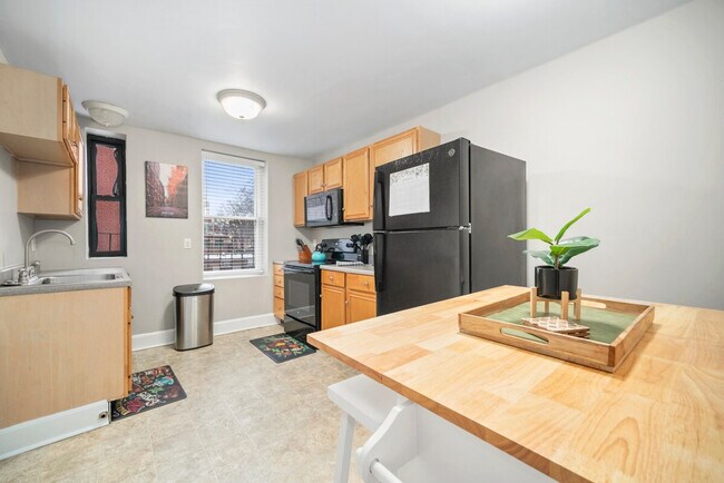 Building Photo - 370 Hanover St