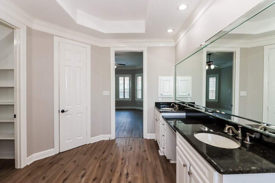 Building Photo - 1829 Oakdale St