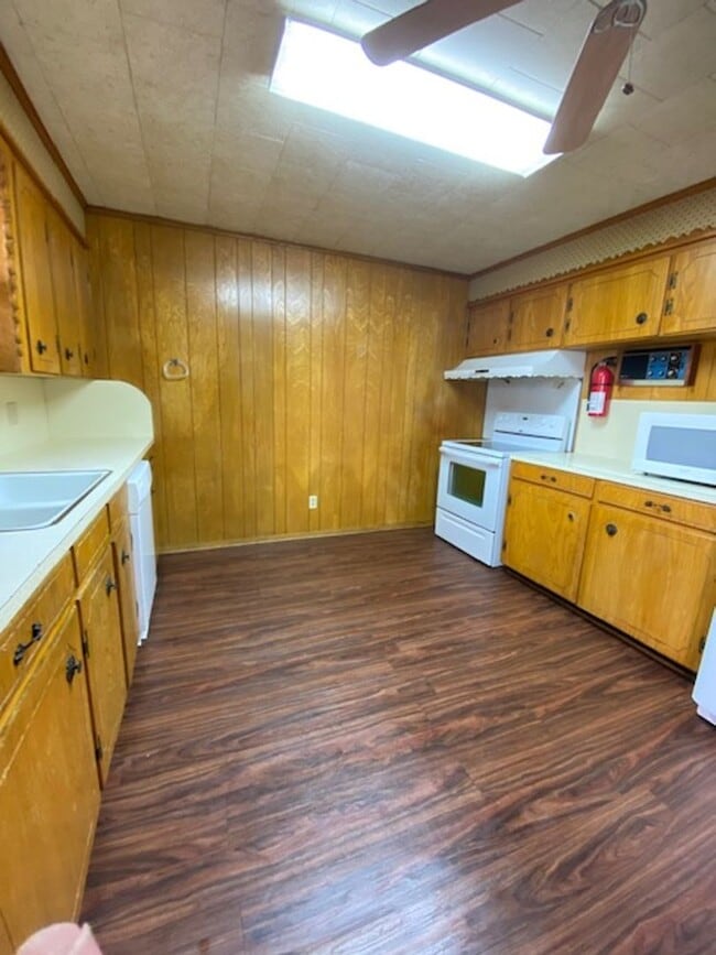 Building Photo - New Orleans French Quarter style-Downtown Cleburne apartment for rent