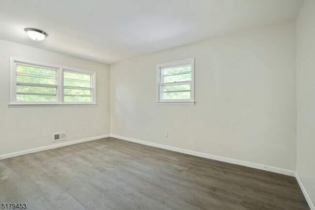 Building Photo - 4 Fern Ct